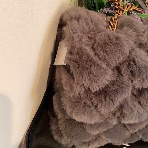 Kurt Geiger London Kensington XXL Quilted Faux Fur Shoulder Bag - Picture 6 of 17